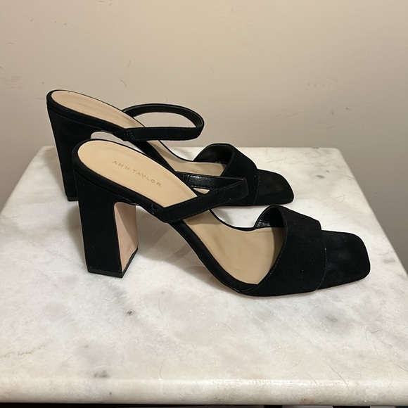 NIB Ann Taylor Two Strap Block Heel Sandal, Size 8 1/2 - Picture 3 of 6